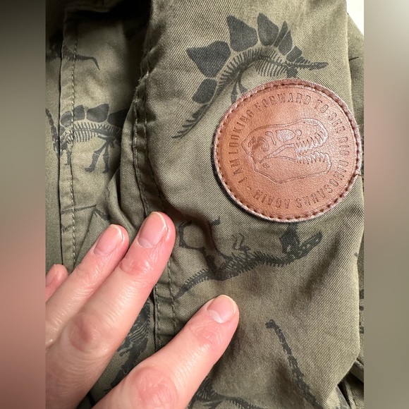 H&M army green zip up dinosaur print jacket. Size 3-4 years - Picture 6 of 6